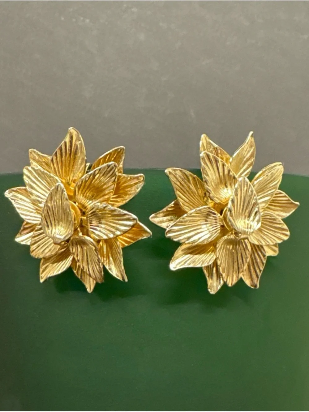 Vintage STAR Gold Floral Petal Clip-On Earrings - Classic Women's Jewelry